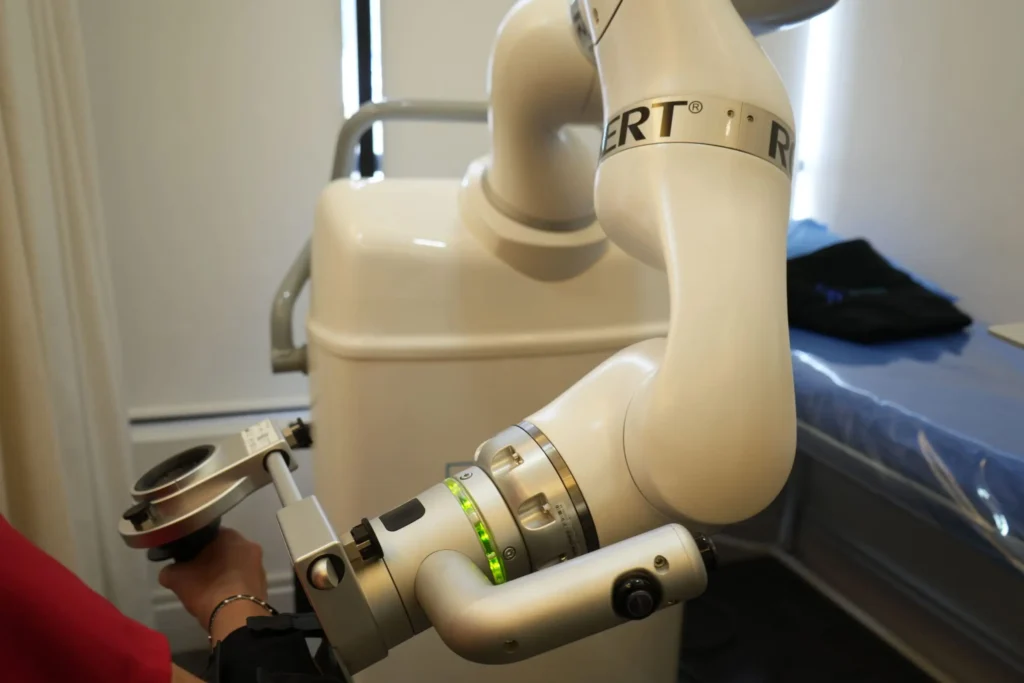 robot_robert_arm_clinica_neurologia_robotica