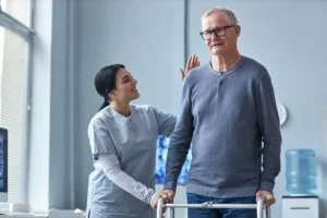 Paciente con fisioterapeuta trabajando tras un accidente cerebro vascular