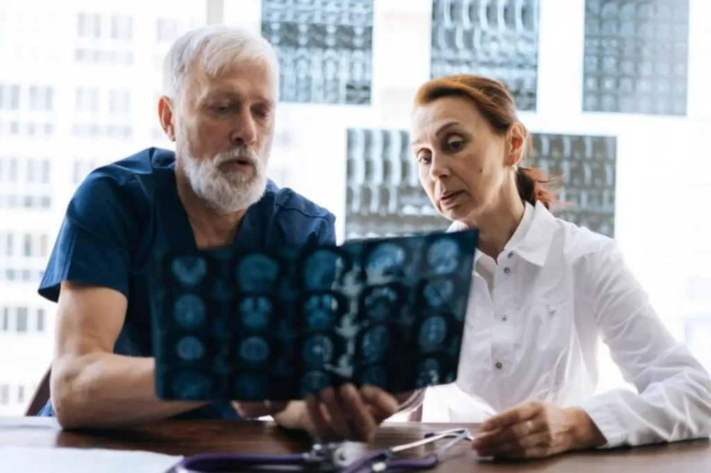 Consulta médica con un neurólogo especialista en Alzheimer - clinica de neurología robótica
